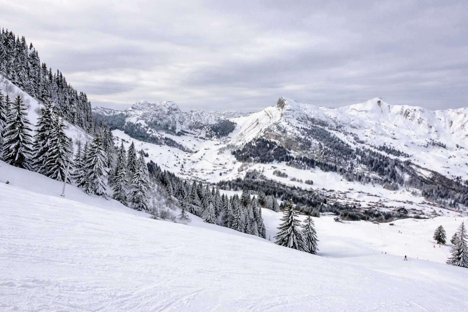 फ़्रांस में स्कीइंग - सर्वश्रेष्ठ फ़्रेंच स्की रिसॉर्ट 2026