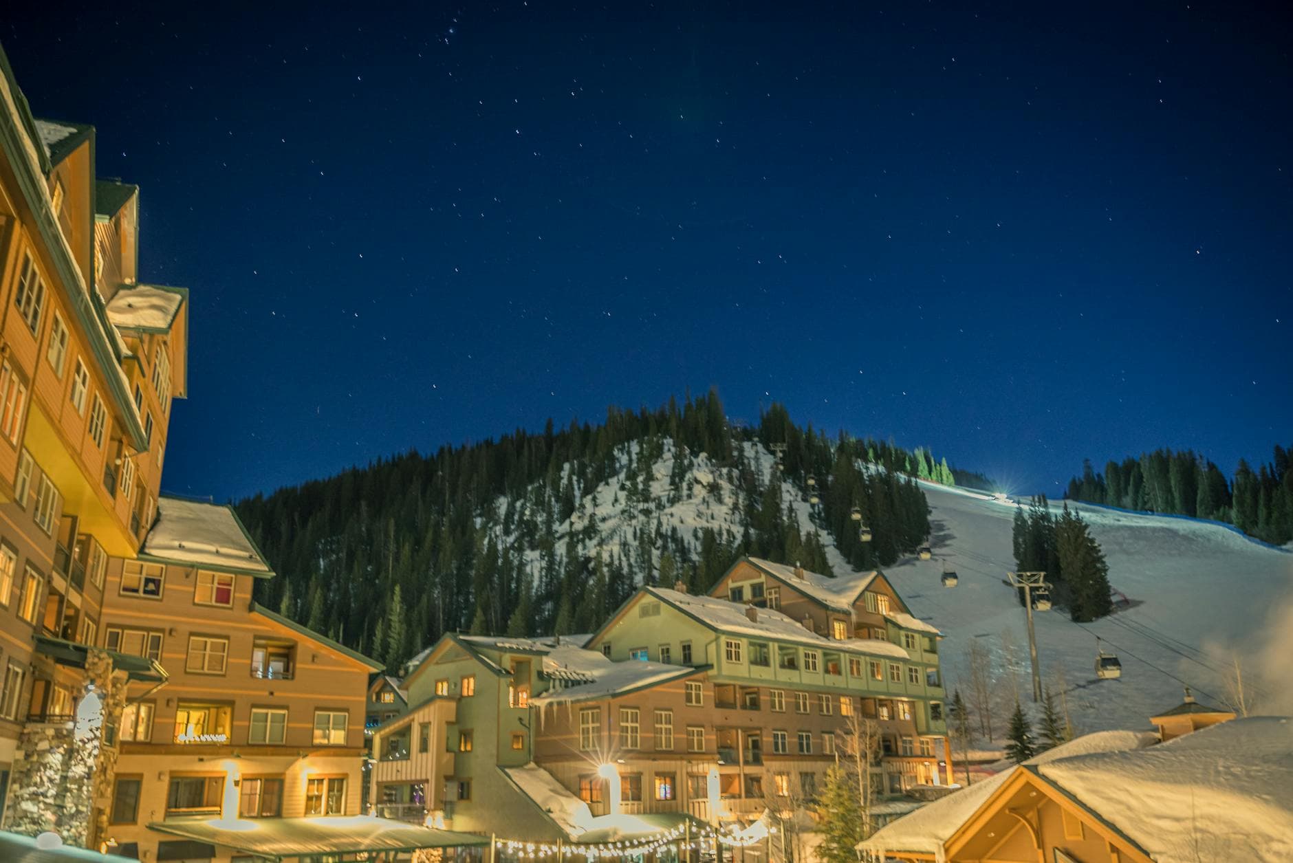 Dormiți într-un sat de igluuri sau într-un pod de lux la aceste stațiuni de schi - Experiența supremă peste noapte