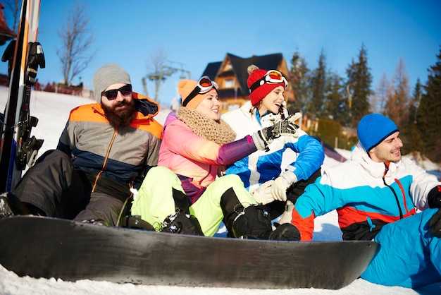 Skiing with Kids: Tips, Gear, and Family-Friendly Slopes